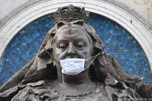 заштитни маски на споменикот накралицата елизабета во Манчестер